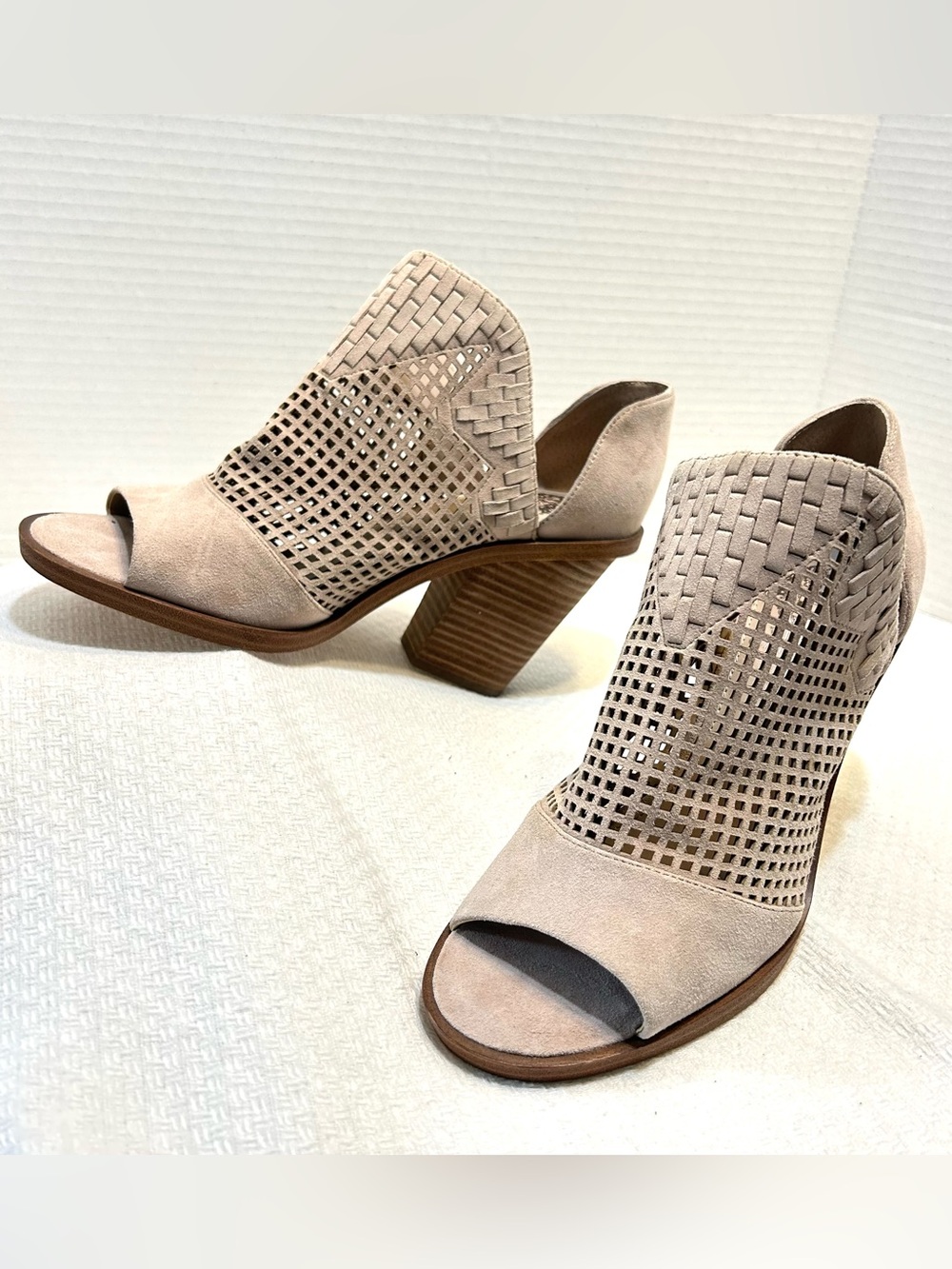 Vince Camuto Fritzey Gray Suede Perforated Peep Toe Bootie Women's Size 8M